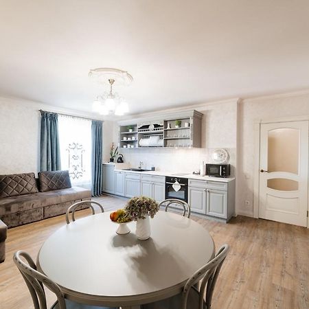 אוזהורוד Lux Apartment On Duhnovicha Street .Free Parking. מראה חיצוני תמונה